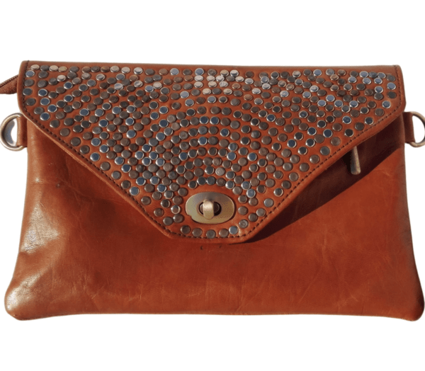 Lederhandtasche mit Nieten verziert