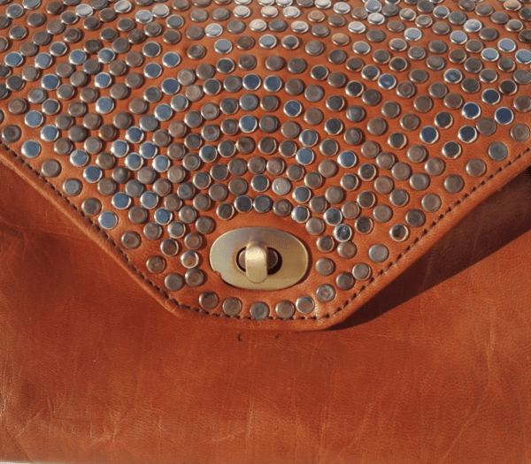 Lederhandtasche mit Nieten verziert