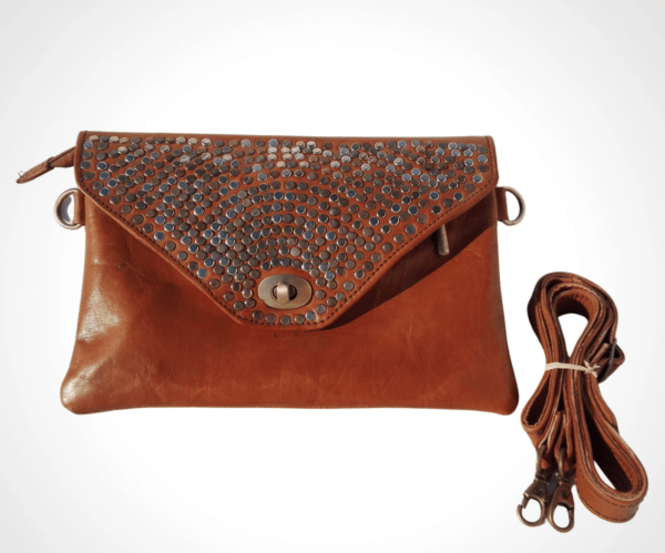 Lederhandtasche mit Nieten verziert