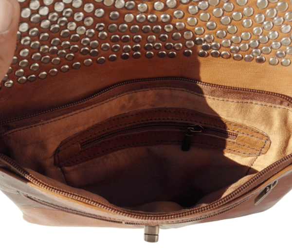 Lederhandtasche mit Nieten verziert