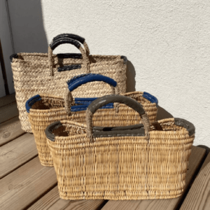 Handgeflochtene Pitrusgras-Tasche mit braunen Ledergriffen