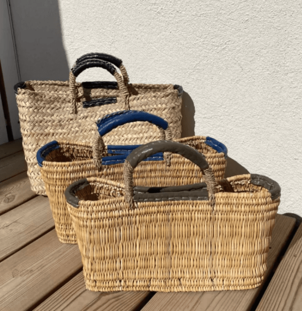 Handgeflochtene Pitrusgras-Tasche mit braunen Ledergriffen