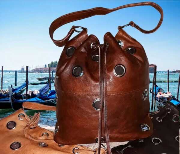 Exklusiver Lederrucksack in Antik Braun, Braun oder Beige mit Metallösen