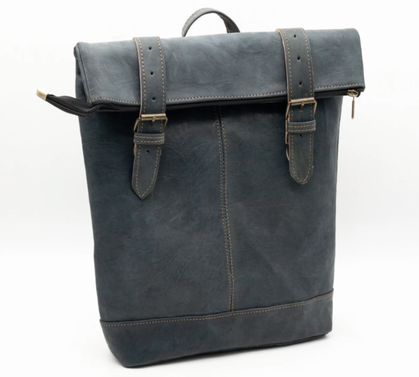 Schöner und schlanker Rolltop Leder Rucksack, hergestellt aus besten Rohmaterialen und gearbeitet in tradierter Handwerkskunst