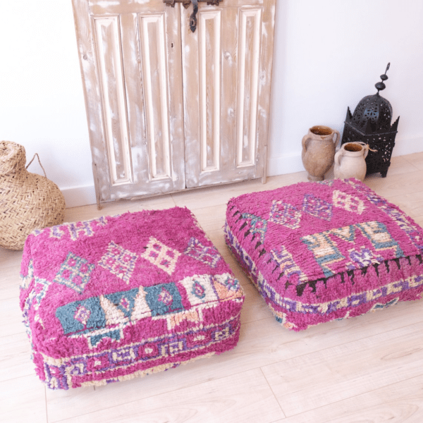 Wunderschöner marokkanischer Berber Sitzpuffs in Lila